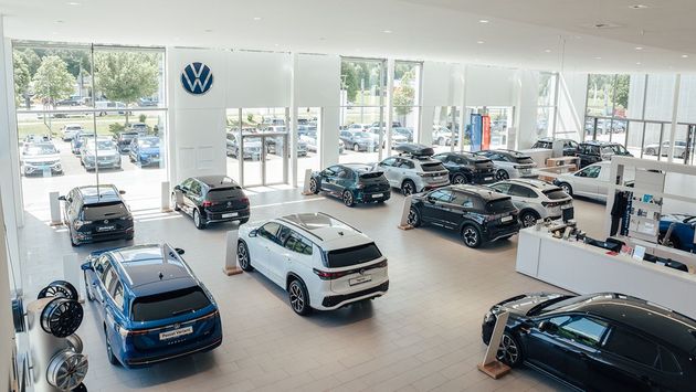 Autohaus Heuberger Volkswagen Ausstellungshalle voller VW Neuwagen Füssen